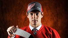 Martin Frk pi draftu NHL pózuje v barvách Detroitu.