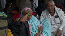 Indití pasaéi ekají na vlak po masivním výpadku elektiny, který postihl