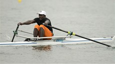 Skifa Hamadou Djibo Issaka z Nigeru pi tréninku na olympijskék kanálu.