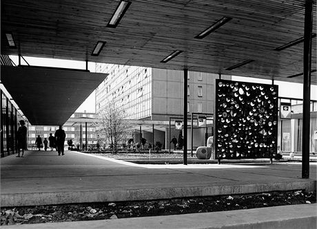 Pohled do nákupní pasáe na sídliti Invalidovna v roce 1966.