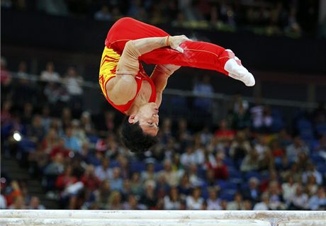 ínský gymnasta Feng e vyhrál olympijské finále na bradlech.