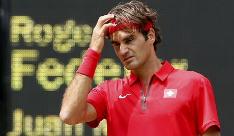 ROZLADNÝ. výcar Roger Federer se v semifinále olympijského turnaje ve
