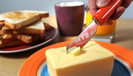 Vyhívaný n si poradí s máslem z ledniky.