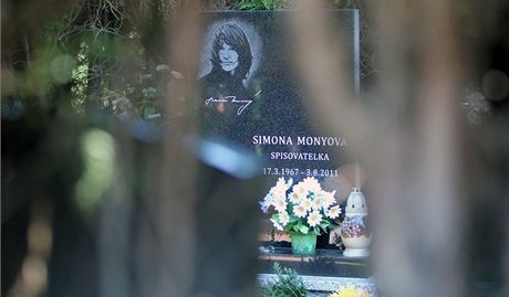 Hrob zavradné spisovatelky Simony Monyové v brnnských idenicích.