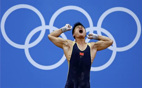 ZLATÝ EV. ínský vzpra Lu Siao-ün vyhrál olympijské zlato v novém svtovém