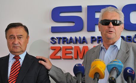 Senátor Dryml odeel z SSD na protest proti pomrm ve stran. Te ho vyhodili Zemanovci. Na snímku s estným pedsedou strany Miloem Zemanem (s pooperaními brýlemi po operaci edého zákalu). (2. srpna 2012)