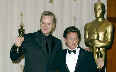 Tim Robbins a Sean Penn s Oscary za výkony ve filmu Tajemná eka