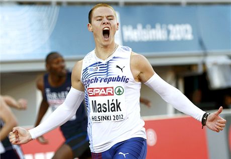 Pavel Maslák probíhá cílem coby vítz finálového bhu na 400 metr na
