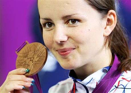 MEDAILE. Adla Skorov pzuje s bronzovou olympijskou medail v Londn (4.