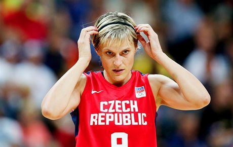 VYJDE TO? Úspch proti Francii si peje i opora eských basketbalistek Hana Horáková.