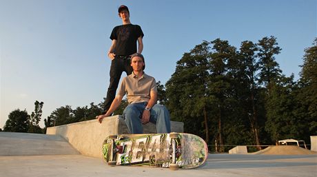 Nkolas Muratidis (dole) a Michal Berger hlídají nový skatepark v Opav.
