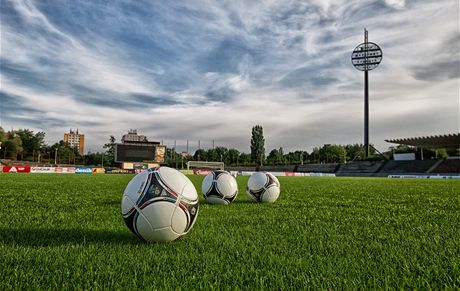 Nový trávník na hradeckém stadionu v Malovicích (2. 8. 2012) 