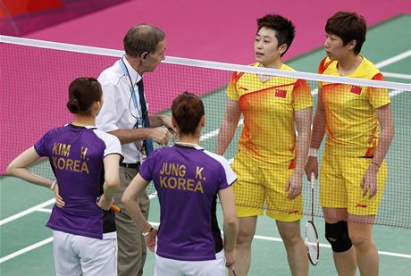 KURIÓZNÍ ZÁPAS. Badmintonové páry íny (Wang Siao-li a Jü Jang ve lutém) a