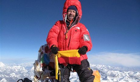Pavel Bém na vrcholu Mount Everestu s vlajkou msta Praha.