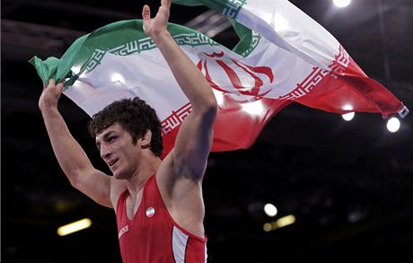 SLAVÍ ZLATO. Íránský zápasník Hamid Reihanpúr se raduje z olympijského triumfu.