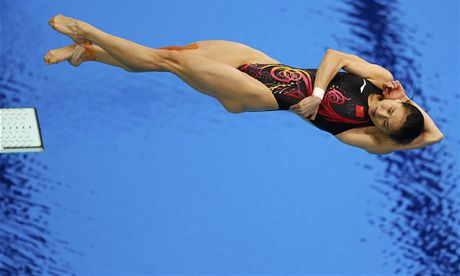 ZLATÝ SKOK. ínská skokanka do vody Wu Min-sia získala zlatou medaili.