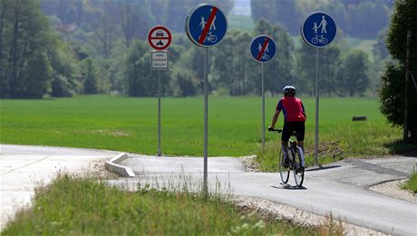 Cyklisté v Litomyli zatím odostanou jen pár set metr nové cyklostezky. Ilustraní snímek
