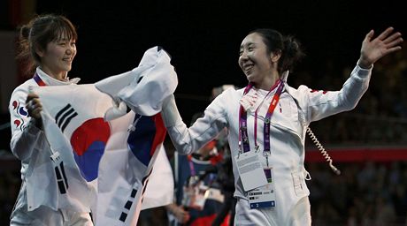 Korejská kordistka Sin A Lam (vpravo) se raduje ze stíbra v souti tým.