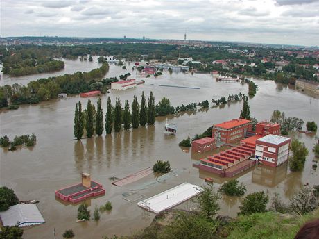 Povodn 2002. Praha Podbaba, istrna odpadnch vod, Vltava