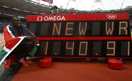 ZRODÍ SE NOVÉ MAXIMUM? David Rudisha na OH v Londýn ukazuje, jakou hodnotu má jeho nový svtový rekord na 800 metr. Na mítinku v Curychu chce svj as jet vylepit.