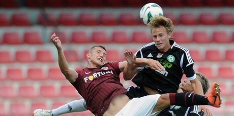 STELEC V SOUBOJI. Stelec sparanského gólu Pavel Kadeábek (vlevo) v souboji