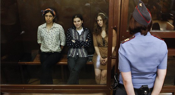 Soudní pelíení s díví kapelou Pussy Riot v Moskv (4. srpna 2012)