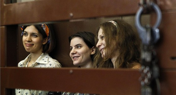 Soudní pelíení s díví kapelou Pussy Riot v Moskv (4. srpna 2012)