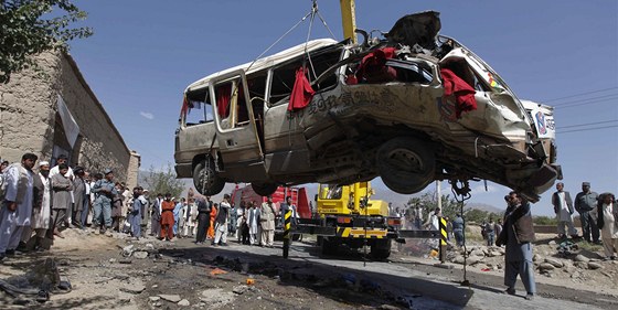 Následky atentátu na západním pedmstí Kábulu (7. srpna 2012)