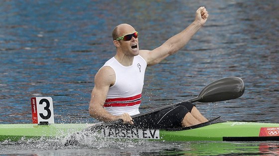Kajaká Eirik Veras Larsen slaví vítzství v olympijském závod.
