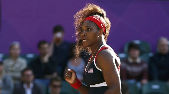 YES! Americk tenistka Serena Williamsov se raduje z vtznho me pi