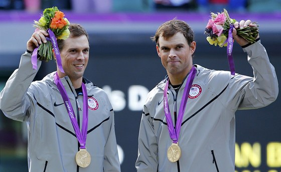 ZLATÁ DVOJČATA. Američtí tenisté Bob (vlevo) a Mike Bryanovi vyhráli olympijský