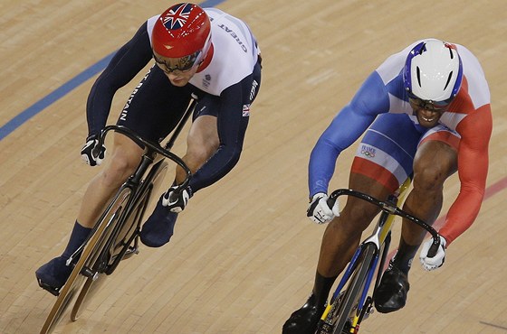 SPRINT O ZLATO. Britský cyklista Jason Kenny se ene Gregory Baugeho z Francie