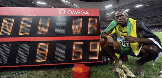 Usain Bolt s ísly, které symbolizují jeho skvlý svtový rekord.