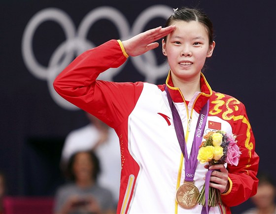 ínská badmintonistka Li Süe-uej salutuje se zlatou medailí na krku