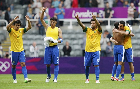 Braziltí fotbalisté se radují po vítzství nad Hondurasem