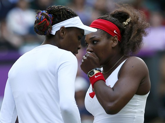 Serena a Venus Williamsové bhem semifinálového duelu olympijského turnaje
