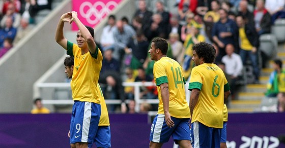 ZASE JSME VYHRÁLI. Braziltí fotbalisté slaví jednu z branek v utkání s Novým