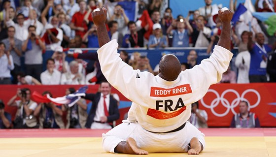 JÁ TO DOKÁZAL! Francouzský judista Teddy Riner na kolenou slaví zlatou medaili