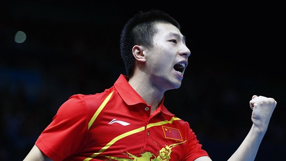 JO! ínský stolní tenista Ma Lung se raduje z bodu bhem zápasu proti Korejci