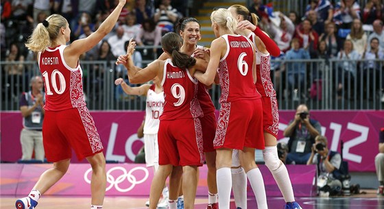 VÝBORN, HOLKY. Ruské basketbalistky oslavují výhru nad Tureckem, je jim