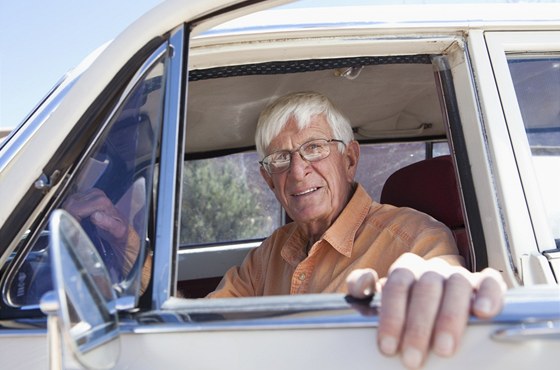Důchodce zřejmě jízdu za volantem miluje, nedbá proto všech soudních zákazů. (ilustrační snímek)