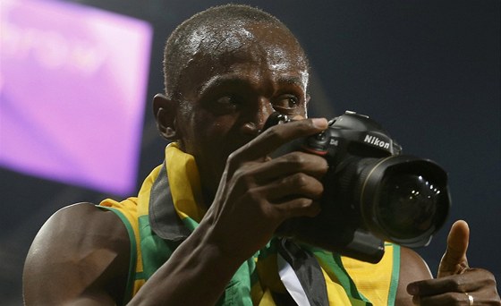 Jamajský sprinter Usain Bolt si po svém vítzství v olympijské dvoustovce v
