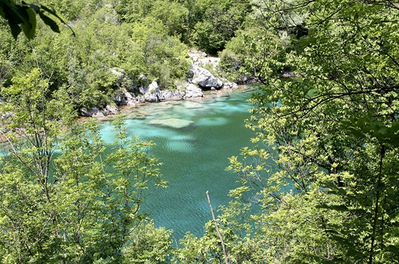 Przrané Lago di Cornino. Tady na zahraniní turisty pravdpodobn nenarazíte.
