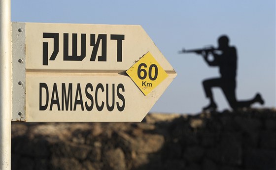 Cedule na Golanských výinách ukazující smr syrského hlavního msta Damaku.