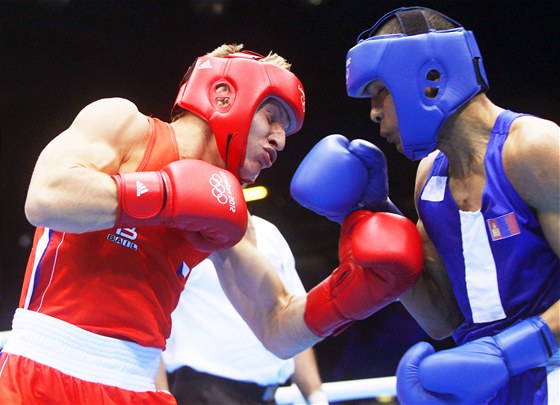 ech Zdenk Chládek (v erveném) boxoval v prvním kole olympijských her proti...