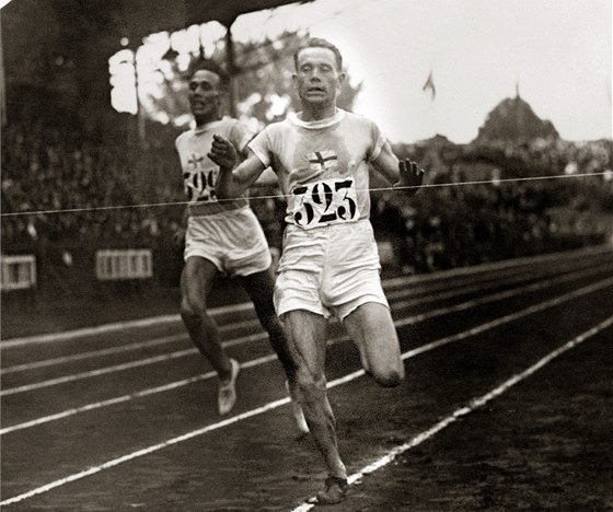 Paavo Nurmi (vpravo)