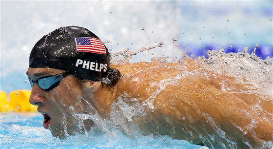 Americký plavec Michael Phelps v semifinále polohového závodu na 200 metrů (1....