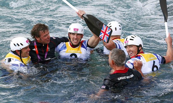 NADENÍ. Olympijské deblkánoe ovládli Britové, kteí obsadili první i druhé místo. Pi oslavách museli do vody i jejich trenéi. (2. srpna 2012) | foto: Reuters