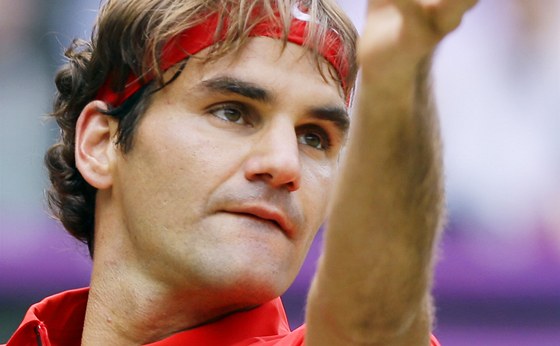 Švýcar Roger Federer při utkání s Argentincem Juanem Martínem del Potrem. (3....