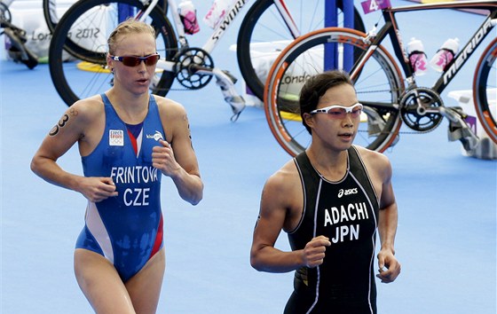 TVRDÝ BOJ. Vendula Frintová se v běhu dotahuje na japonskou triatlonistku Mariko Adačiovou.